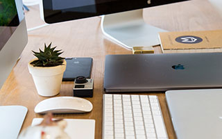 大汗淋漓！骑士队莫布里在田径场训练 主要有阻力跑&amp;amp;带球跑等内容